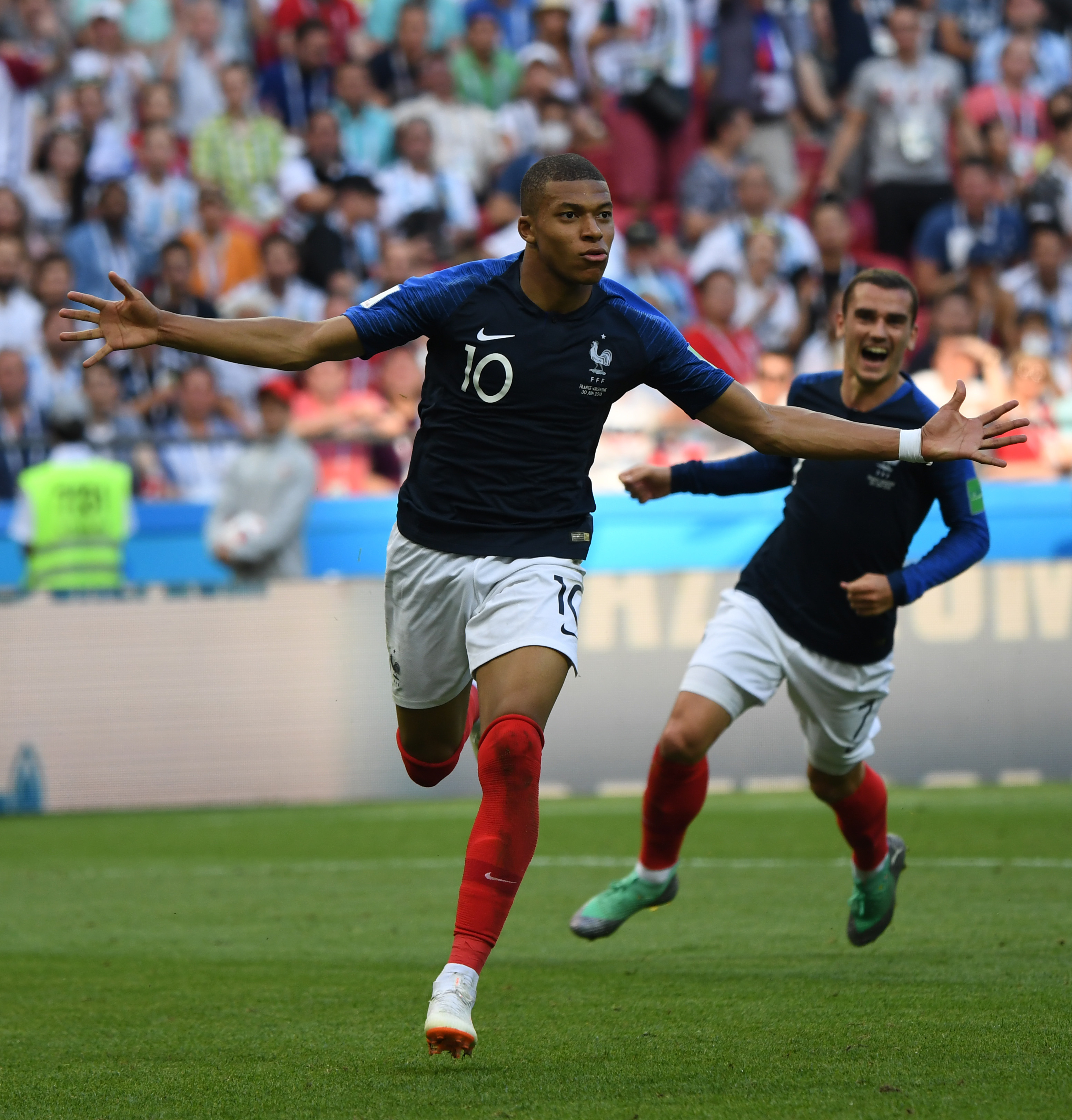 随迈阿密国际夺冠，德保罗赛后剪下主场球网留念