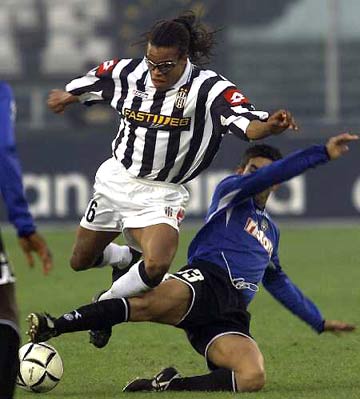 欧冠疯狂夜！3大豪门全逆转，17岁新星封神，后卫90秒双响炸场？