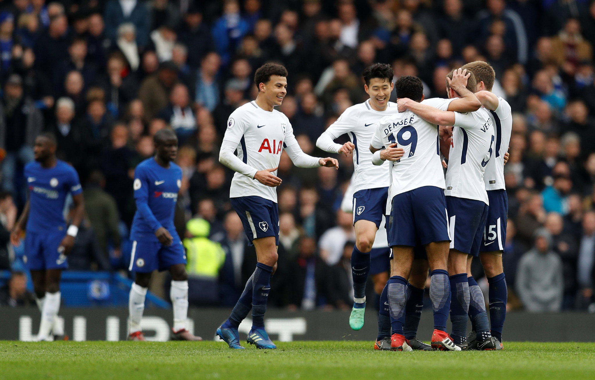 何宇鹏纪念捧杯： 一整季的重量都化为光芒，只为这一次触碰