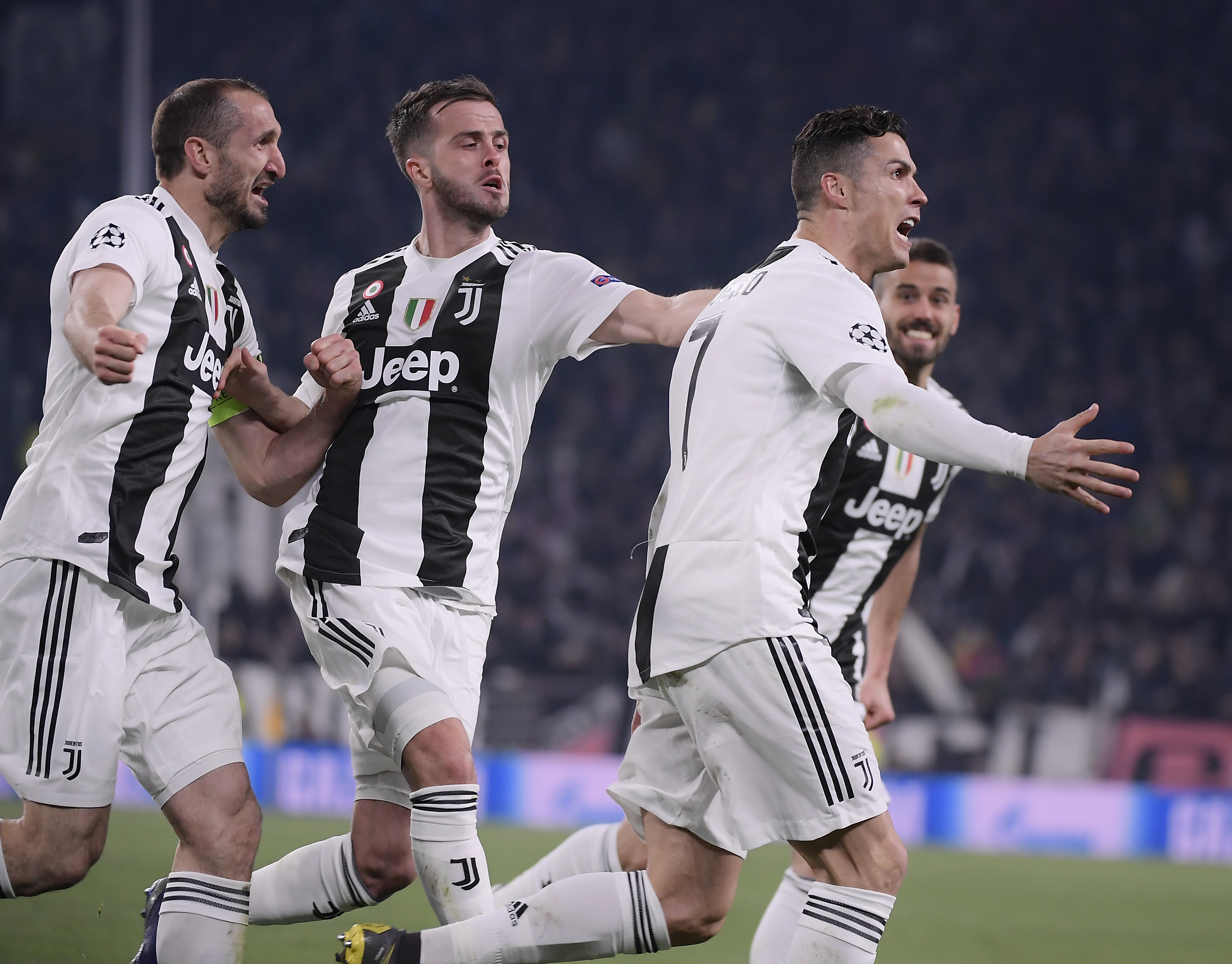 成都蓉城新掌门人徐正源续约并推动三名球员签约，球队迅速崛起，有望争冠。