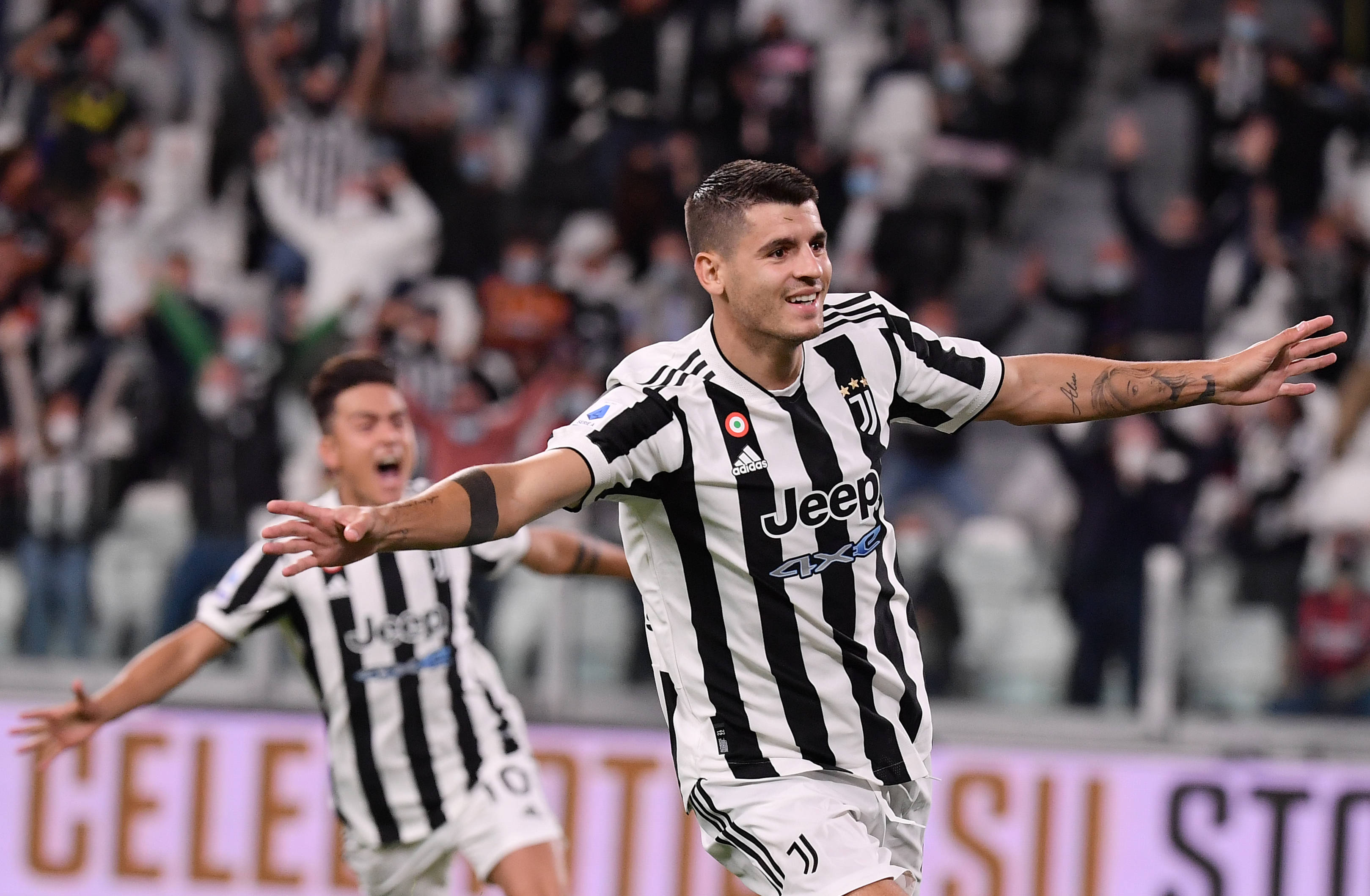 尴尬，一英格兰球迷在阿尔巴尼亚主场被旋转闸门卡住